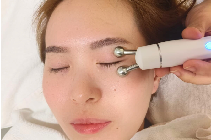 June Skin Care Eye Treatment With Therapy Device
